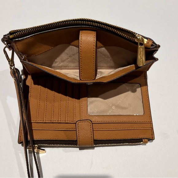 NWOT Michael Kors Women's Jet Set Travel Signature Logo Smartphone Wallet Brown - Picture 4 of 4